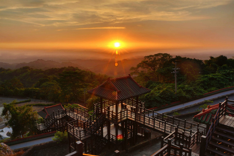 泡湯、約會 必賞台南關仔嶺碧雲寺夕照